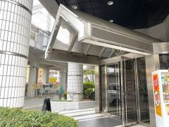 エントランス外観 清掃の行き届いたロビー。 管理形態：巡回管理 エントランスには自動販売機もあり便利です＾＾