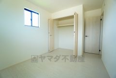 木目調のシンプルデザインで落ち着きと安らぎの空間に仕上げています。各部屋に収納が完備されているので、お荷物が多くなっても安心の設計です。