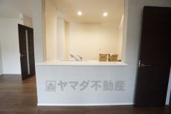 対面式カウンターキッチンでお子様の様子が見守れます。カウンタートップは耐熱性に優れており、日ごろのお掃除もふき取るだけでＯＫ。ステンレスシンクも簡単にお掃除できますよ。