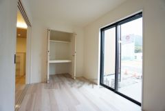 あると嬉しい1階の一部屋。お子様のお昼寝スペースや客間、お友達やご親戚のお泊り部屋としても使えます。