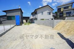 カースペースは停めやすい並列駐車2台付き。ご夫婦で1台ずつ所有できます＾＾ 前面道路は6ｍと駐車がスムーズにできます＾＾