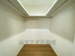 ハンガーパイプ付で散らかりがちな洋服類もきれいに整理できます。使用頻度が少ないものは枕棚の上に、足元には3段ボックスを置いて、フル活用できるクローゼットです＾＾