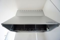 調理により発生する油煙や臭いを吸い込み、屋外へ排気してくれます。