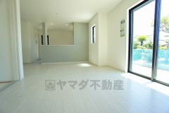 家族が集まる開放的なリビング。約16帖の大空間で毎日のお食事が楽しみです＾＾思い思いの時間を過ごしたり、家族みんなで食事をしたり、素敵な団らんの場になりますね。