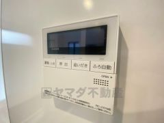 給湯器リモコンはキッチン横からボタンひとつで操作が楽々。通話ボタン付きでお子様とも会話ができて安心です。