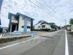 前面道路は広々6ｍ以上と広く、駐車がスムーズにできます＾＾ カースペースは停めやすい並列駐車3台付き。