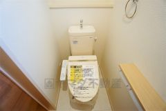 同仕様写真。温水洗浄機付トイレです。節水機能もあるので、安心して使えますね。もちろん、1階2階の2ヶ所にトイレがあるので、忙しい朝にもゆとりができますね。