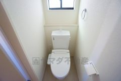 温水洗浄機付トイレです。節水機能もあるので、安心して使えますね。もちろん、1階2階の2ヶ所にトイレがあるので、忙しい朝にもゆとりができますね。