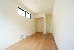 木目調のシンプルデザインで落ち着きと安らぎの空間に仕上げています。各部屋に収納が完備されているので、お荷物が多くなっても安心の設計です。