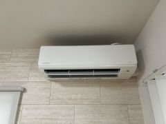 リビングんにはエアコンが付いています。 春夏秋冬どの季節でもお家で快適に過ごすことが出来て便利です＾＾