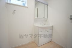 三面鏡つき洗面台。収納も一体型になっているので、ドライヤーやヘアアイロンの置き場に困りませんね。