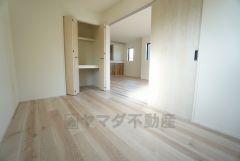 暖かい日差しが差し込む洋室。たっぷり収納できるクローゼット付きでお部屋の中をすっきりと快適に保てます。