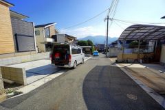 前面道路は交通量が少なく小さなお子様がいるご家庭も安心です＾＾ カースペースは停めやすい並列駐車3台付き。