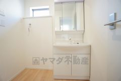 三面鏡つき洗面台。収納も一体型になっているので、ドライヤーやヘアアイロンの置き場に困りませんね。