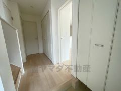 ご年配の方でも安心できる、手すり付き階段です＾＾段差も低めで設定されてますので安全性にも優れてますね＾＾