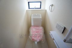 ウォシュレット付トイレです。節水機能もあるので、安心して使えますね。もちろん、1階2階の2ヶ所にトイレがあるので、忙しい朝にもゆとりができますね。