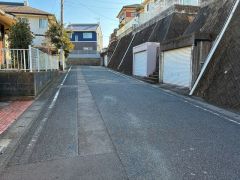 前面道路は交通量が少なく、小さなお子様がいるご家庭も安心です＾＾