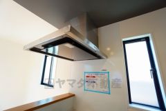 調理により発生する油煙や臭いを吸い込み、屋外へ排気してくれます。