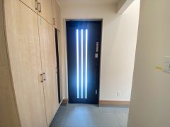たっぷり収納できるシューズボックスです。家族全員の靴がきれいに整頓できます。棚の上にお花や写真を飾っても良いですね。