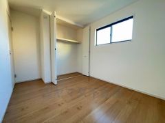 明るい洋室です。ナチュラル色のフローリングで開放的な優しい雰囲気になっています＾＾ベッドや机、ＴＶを置いてもゆとりのある広さです。