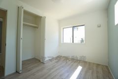 木目調のシンプルデザインで落ち着きと安らぎの空間に仕上げています。各部屋に収納が完備されているので、お荷物が多くなっても安心の設計です。