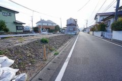 前面道路は北西側約6ｍ、南西側約4.5ｍ。