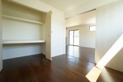 リビング横の洋室です＾＾たっぷり収納できる大型クローゼットを設置しています。窓には断熱性・保温性にすぐれ、省エネ効果のあるペアガラスを採用。冬には結露を防止します。