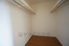 ハンガーパイプ付で散らかりがちな洋服類もきれいに整理できます。使用頻度が少ないものは枕棚の上に、足元には3段ボックスを置いて、フル活用できるクローゼットです＾＾