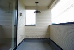 幅広のインナーバルコニーは洗濯物を守りやすく、眩しすぎる日差しも和らげます。 テーブルとイスを置いてカフェタイムや日光浴、星を眺めたりも良いですね^^