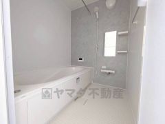 1日の疲れを癒すくつろぎのバスルーム。足を伸ばしてもゆったりと入れるサイズです。お子様と一緒にお風呂に入っても狭くないですね^^