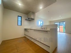 対面式カウンターキッチンでお子様の様子が見守れます。カウンタートップは耐熱性に優れており、日ごろのお掃除もふき取るだけでＯＫ。ステンレスシンクも簡単にお掃除できますよ。