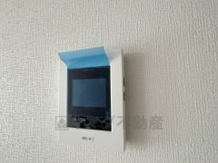 防犯性もばっちり、TVモニター付きインターフォン完備。大きなモニターで玄関先を確認できます。録画機能が付いているので不在時の訪問者も確認できて安心です^^