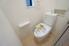 温水洗浄機付トイレです。節水機能もあるので、安心して使えますね。もちろん、1階2階の2ヶ所にトイレがあるので、忙しい朝にもゆとりができますね。
