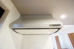 お手入れが簡単なスリム型レンジフードです。調理により発生する油煙や臭いを吸い込み、屋外へ排気してくれます。
