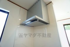 調理により発生する油煙や臭いを吸い込み、屋外へ排気してくれます。