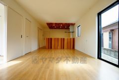 同仕様写真。リビングは広々とした設計で、家族が集い、寛ぐ暮らしの空間を演出しています。