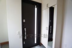 採光も考えられた明るい玄関です。自動で閉まるタッチキーとTVインターホンが装備されているので、セキュリティーも安心。