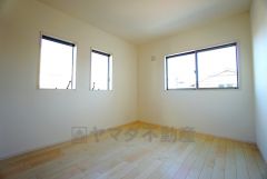 同仕様写真。2面採光を確保した明るい室内は、風通しも良く、大変居心地の良い空間となっております。爽やかな風を感じて起きる朝は、快適生活の始まりに。