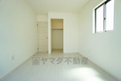 同仕様写真。収納力豊富なウォークインクローゼット付き。洋服や小物などを1箇所にまとめて美しい収納を実現します。