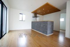 家族が集まる開放的なリビング。思い思いの時間を過ごしたり、家族みんなで食事をしたり、素敵な団らんの場になりますね。