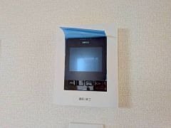 防犯性もばっちり、TVモニター付きインターフォン完備。大きなモニターで玄関先を確認できます。録画機能が付いているので不在時の訪問者も確認できて安心です^^