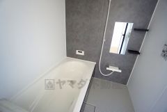 1坪サイズの浴室は、足をのばしてリラックスできます。浴室乾燥機付きなので、雨の日も気にせず洗濯物が干せます。