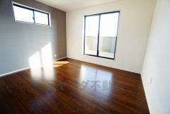 住む人のこだわりを活かす洋室＾＾日当たりがよく、寝室としての利用もおすすめ。広めのクローゼットもあり荷物もすっきり片付けれ、ゆとりのある暮らしが出来ます＾＾