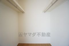 収納力豊富なウォークインクローゼット。 洋服や小物などを1箇所にまとめて美しい収納を実現します。