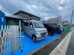 カースペースは停めやすい並列駐車3台付き。