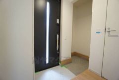 たっぷり収納できるシューズボックスです。家族全員の靴がきれいに整頓できます。棚の上にお花や写真を飾っても良いですね。