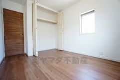 同仕様写真。全居室にはたっぷり収納できる大型クローゼットを設置しています。窓には断熱性・保温性にすぐれ、省エネ効果のあるペアガラスを採用。冬には結露を防止します。