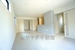 家族が集まる開放的なリビング。約19帖の大空間で毎日のお食事が楽しみです＾＾思い思いの時間を過ごしたり、家族みんなで食事をしたり、素敵な団らんの場になりますね。