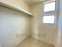 ファミリークロークは奥行きがあるので布団や衣替えの衣装なども楽々収納できます。  季節の衣装や趣味の道具などの収納スペースとして活用出来ます。