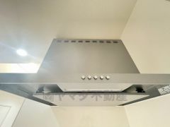 お手入れが簡単なスリム型レンジフードです。調理により発生する油煙や臭いを吸い込み、屋外へ排気してくれます。